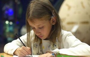 Девочка рисует с двух лет