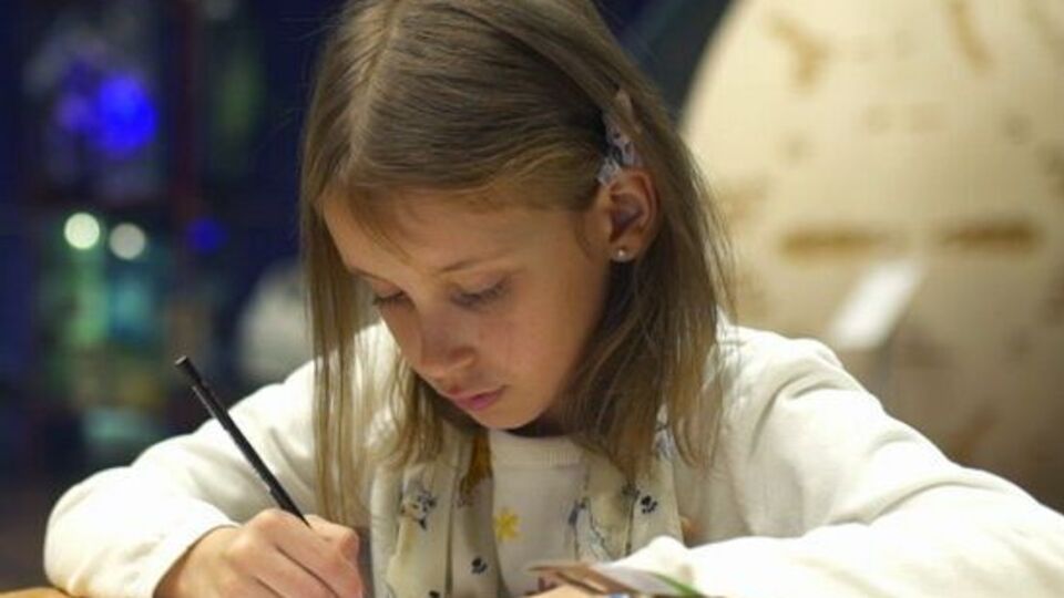 Девочка рисует с двух лет