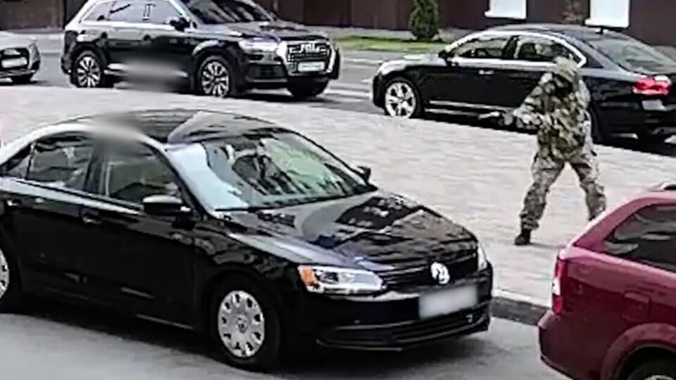 12 октября неизвестный в камуфляже устроил стрельбу по автомобилю с семьей