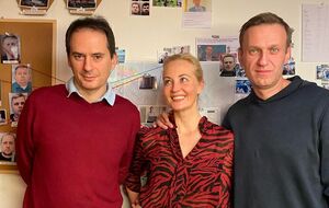 Христо Грозев, Юлия Навальная и Алексей Навальный в декабре 2020 года в Германии, перед возвращением российского оппозиционера в РФ