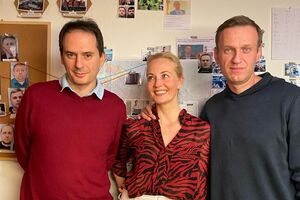 Христо Грозев, Юлия Навальная и Алексей Навальный в декабре 2020 года в Германии, перед возвращением российского оппозиционера в РФ