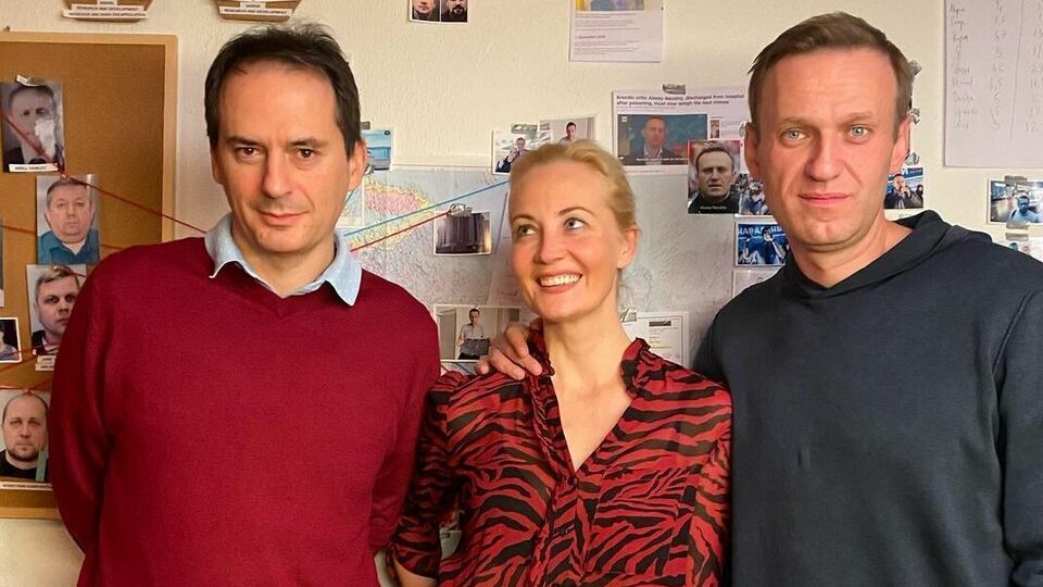Христо Грозєв, Юлія Навальна та Олексій Навальний у грудні 2020 року в Німеччині, перед поверненням російського опозиціонера до РФ
