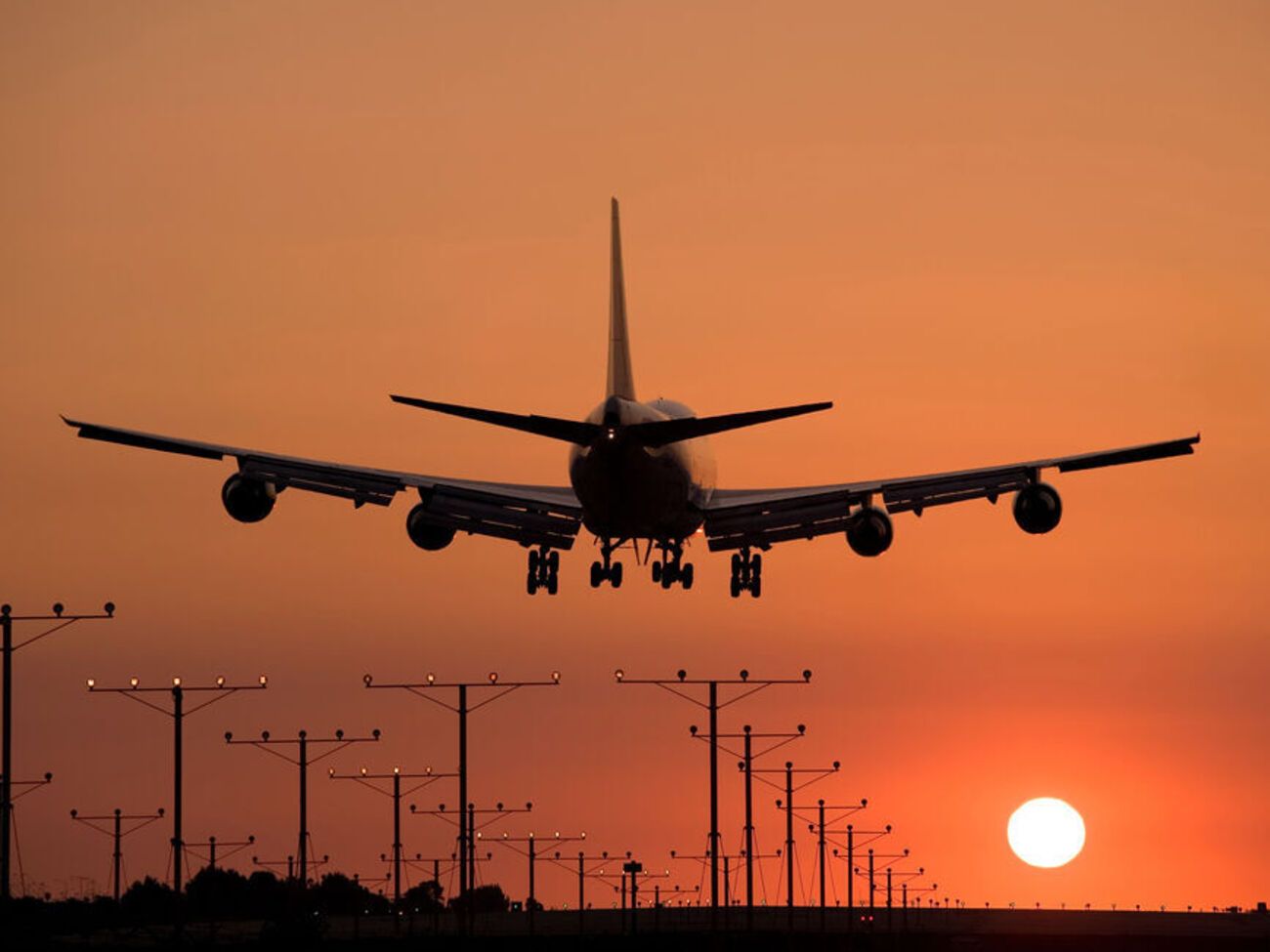 По данным СМИ, мужчина покончил с собой в туалете самолета