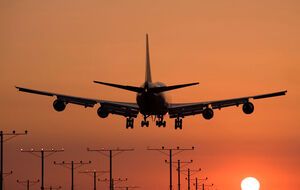 По данным СМИ, мужчина покончил с собой в туалете самолета