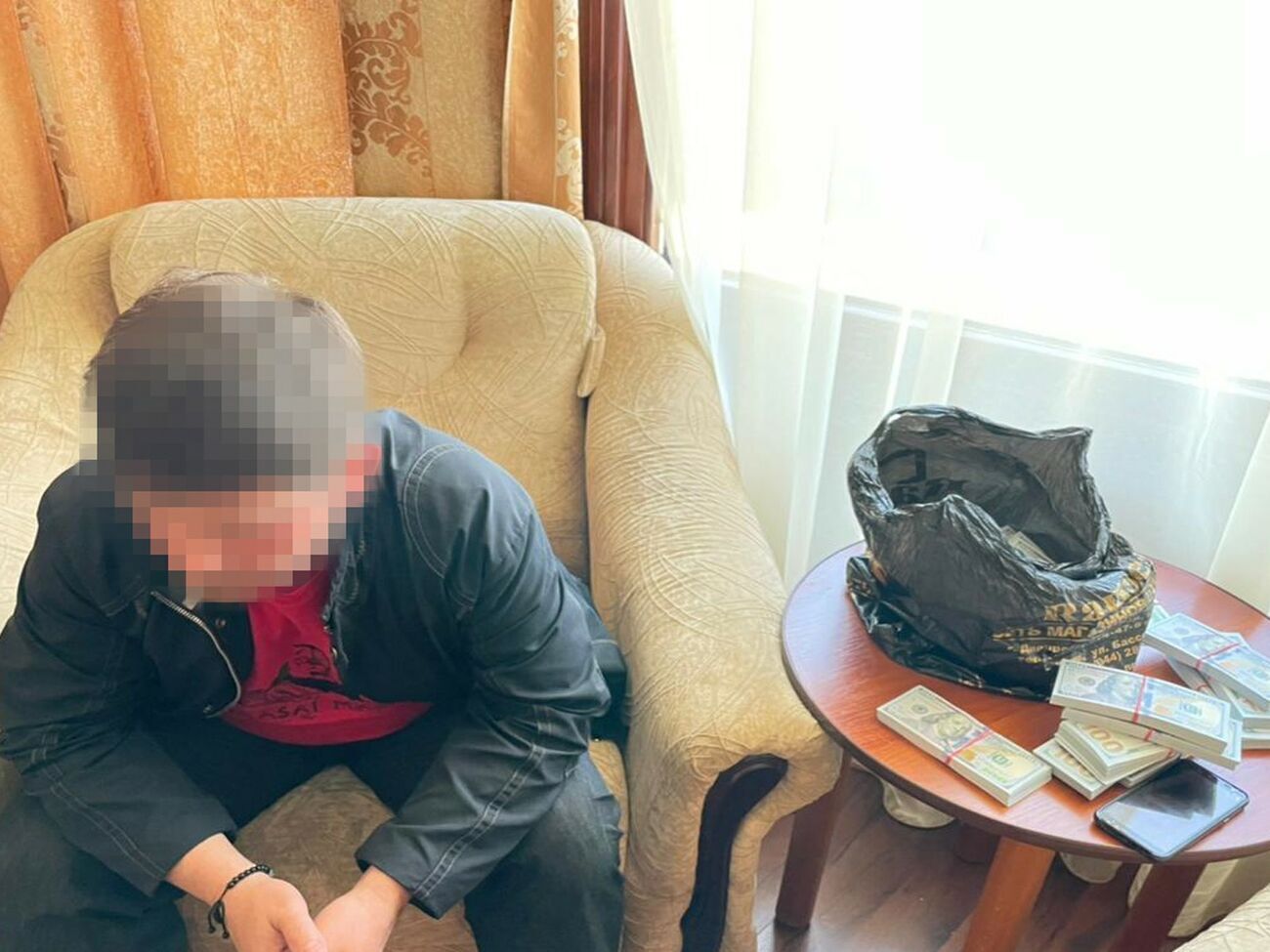 За даними СБУ, підозрюваного викрили під час передавання $243 тис. за надання частини оборонних відомостей