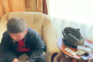 За даними СБУ, підозрюваного викрили під час передавання $243 тис. за надання частини оборонних відомостей