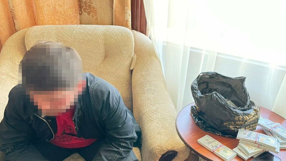 За даними СБУ, підозрюваного викрили під час передавання $243 тис. за надання частини оборонних відомостей