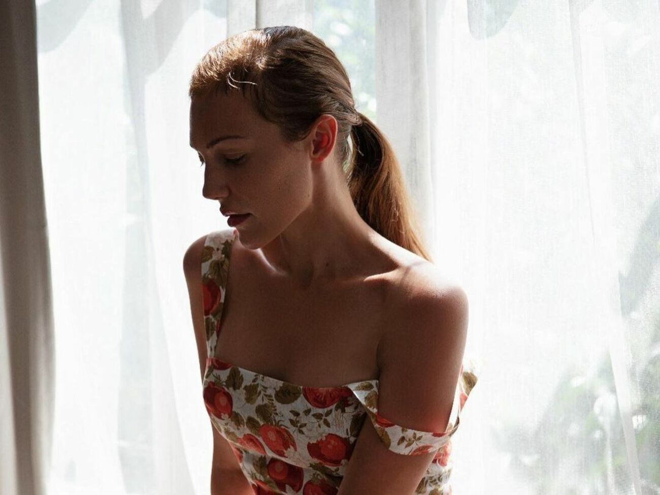 Мер'єм Узерлі показала своє нове відео, на якому в червоній сукні обіймається з чоловіком