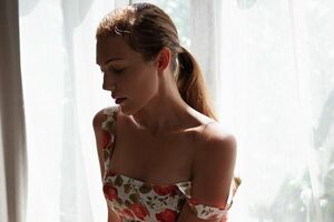 Мер'єм Узерлі показала своє нове відео, на якому в червоній сукні обіймається з чоловіком