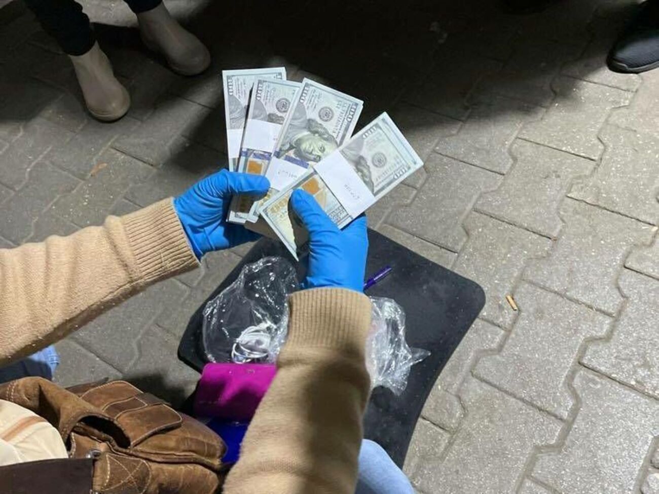 Женщину задержали после получения денег