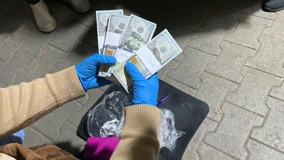 Женщину задержали после получения денег
