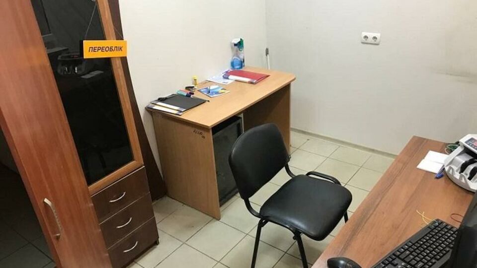Злоумышленники оборудовали арендованное помещение под фейковый "пункт обмена валют"