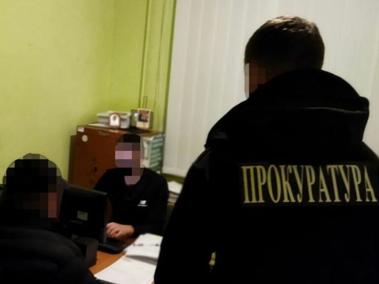 В ходе обысков по месту жительства подозреваемого были изъяты печати врачей и медицинских учреждений