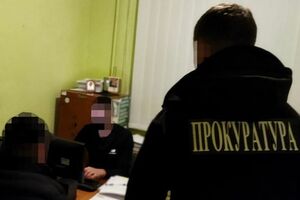 Під час обшуків за місцем проживання підозрюваного було вилучено печатки лікарів та медичних установ