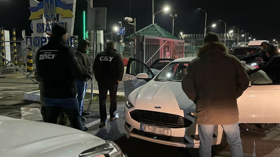 Производство открыто по статьям о госизмене, легализации незаконного имущества и подделке документов