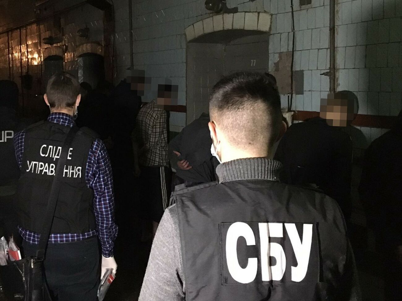 За даними слідства, до складу групи шахраїв входило до 10 учасників