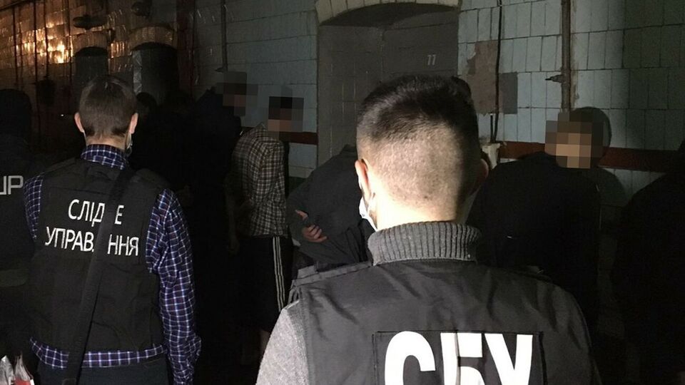 За даними слідства, до складу групи шахраїв входило до 10 учасників