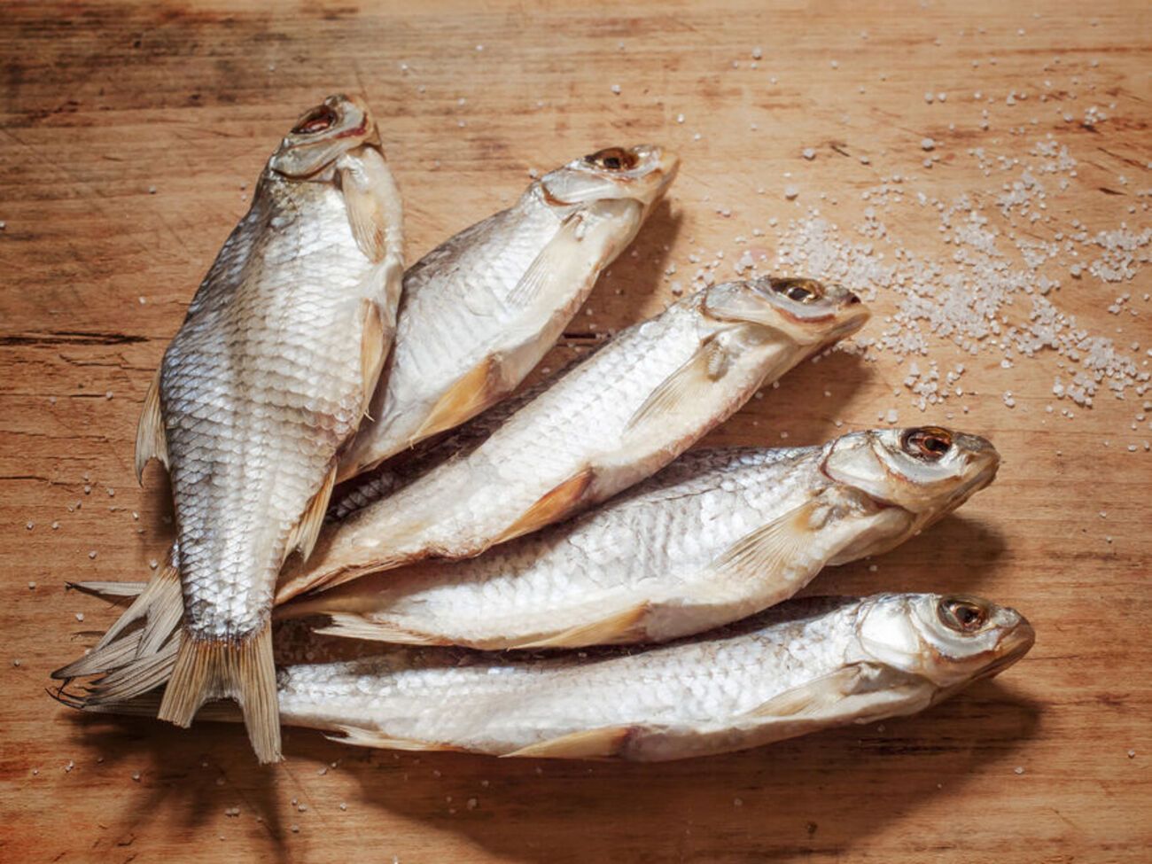 Супруги купили вяленую рыбу на рынке