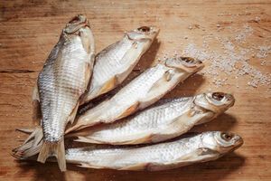 Подружжя купило в'ялену рибу на ринку