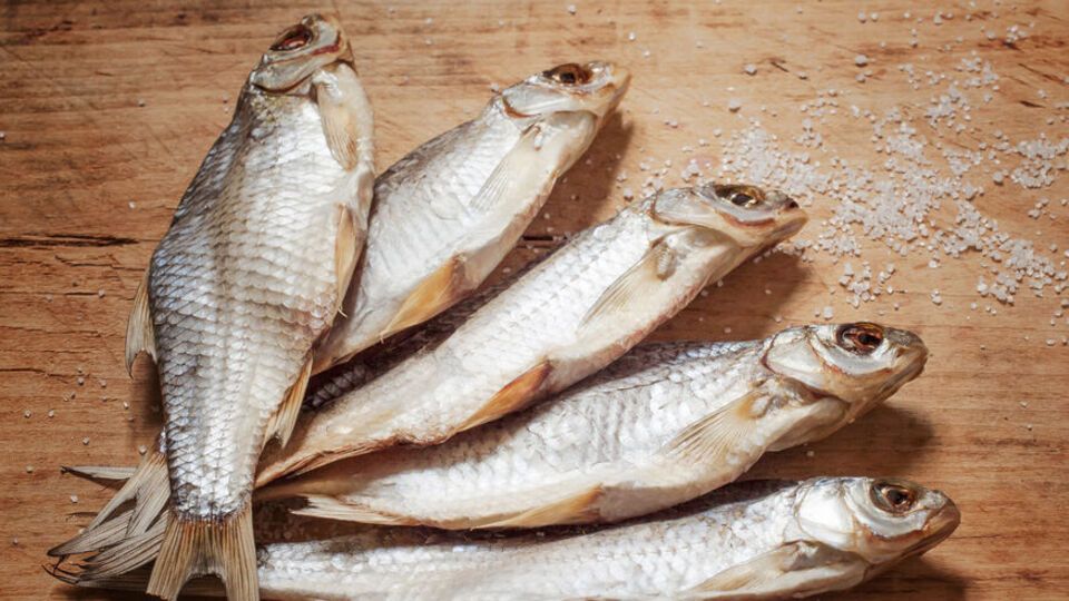 Супруги купили вяленую рыбу на рынке