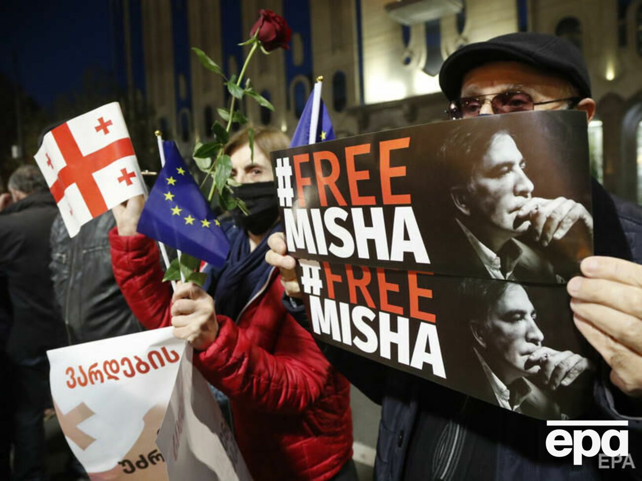 В Тбилиси годовщину Революции роз отметили живой цепью. Митингующие были с плакатами "Свободу Мише". Фоторепортаж