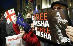 В Тбилиси годовщину Революции роз отметили живой цепью. Митингующие были с плакатами "Свободу Мише". Фоторепортаж