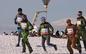 Восемь полярников пробежали символический круг вокруг здания аэрологии