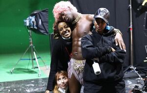 Муіньо (ліворуч унизу) зняла для репера Lil Nas X (у центрі) кліп на трек Montero