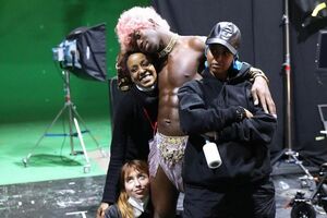 Муиньо (слева внизу) сняла для рэпера Lil Nas X (в центре) клип на трек Montero