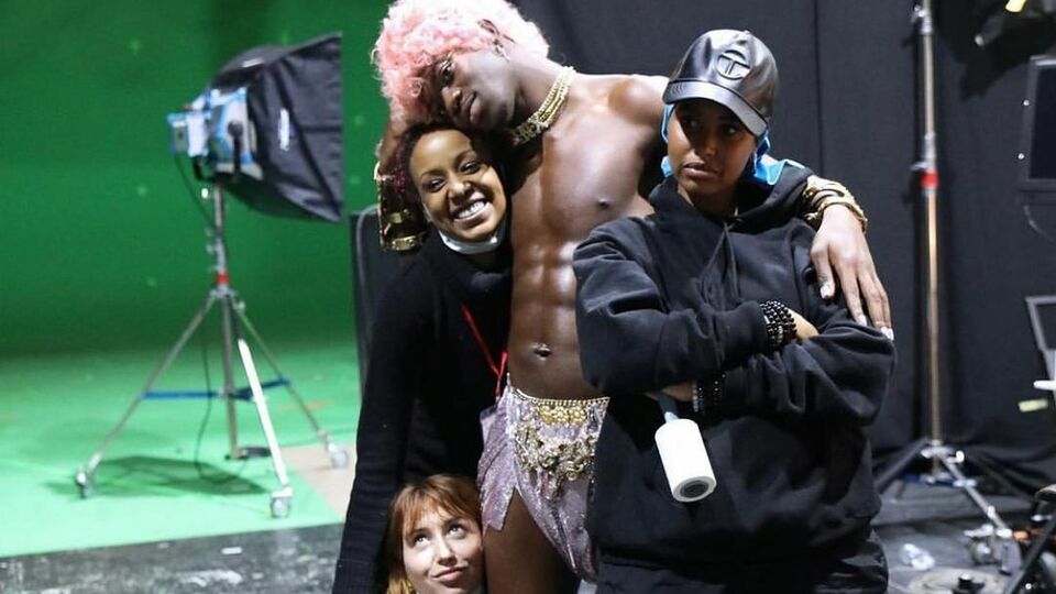Муіньо (ліворуч унизу) зняла для репера Lil Nas X (у центрі) кліп на трек Montero