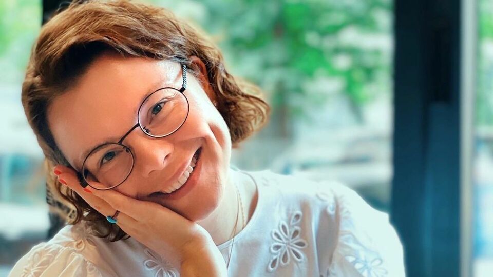Подписчики оценили смелость и позитив Брухуновой, а ее образ в маске сравнили с зелеными мультгероями
