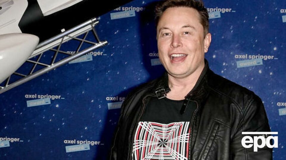 Маск с 2018-го по 2021 год состоял в отношениях с канадской певицей Граймс