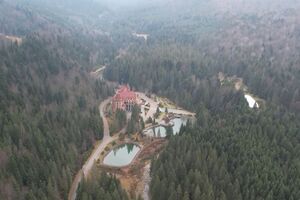 По данным расследователей, Зеленский провел в резиденции "Синегора" четыре дня