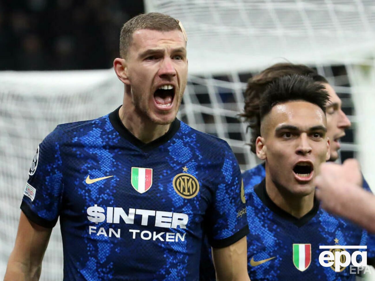 Джеко (слева) забил два мяча в ворота "Шахтера"