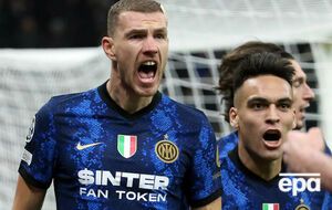 Джеко (слева) забил два мяча в ворота "Шахтера"