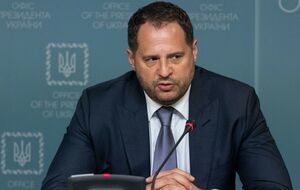 Єрмак заявив, що святкував свій день народження не 21-го, а 22 листопада: У понеділок заїхав до батьків. Вигріб від мами, що рідко у них буваю і що виглядаю втомленим