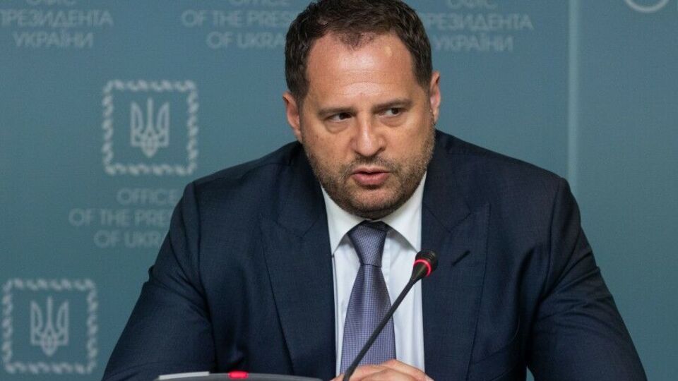 Єрмак заявив, що святкував свій день народження не 21-го, а 22 листопада: У понеділок заїхав до батьків. Вигріб від мами, що рідко у них буваю і що виглядаю втомленим