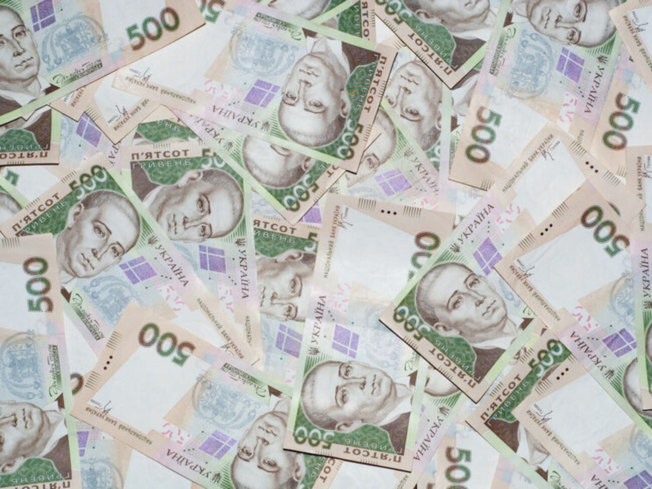 Гривня і далі падає щодо долара, але зросла щодо євро