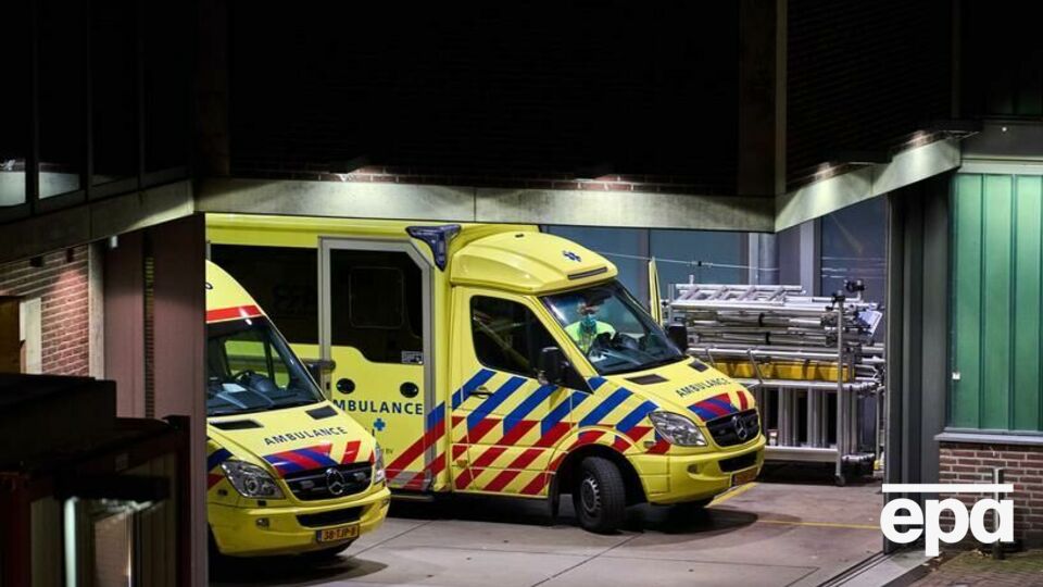 Першого пацієнта з COVID-19 перевезли машиною швидкої допомоги з Роттердама до лікарні в Бохумі 23 листопада