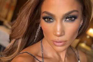 Для церемонії Дженніфер Лопес обрала вбрання українського бренда Valery Kovalska