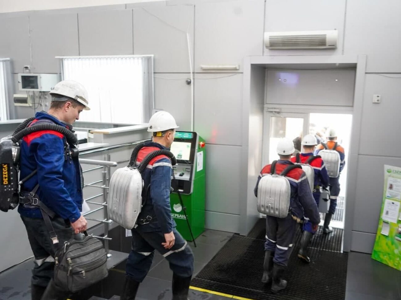 В шахте остаются 46 человек, сообщили в администрации Кемеровской области