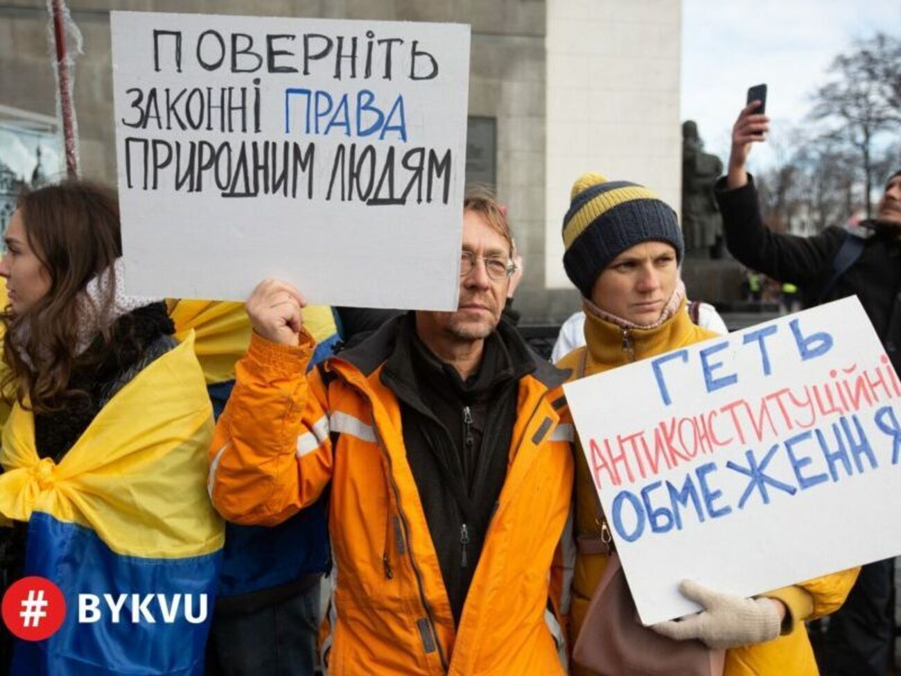 Получивших прививку антивакцинаторы называют "гуманоидами" и "генно-модифицированными людьми"