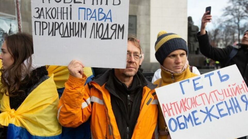 Тих, хто отримав щеплення, антивакцинатори називають "гуманоїдами" і "генномодифікованими людьми"