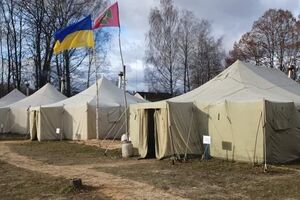 На території табору є польова кухня та їдальня