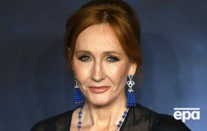 Роулинг летом 2020 года попросила называть женщин женщинами, а не людьми, которые менструируют