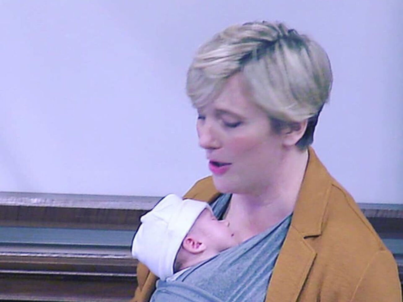 Стелла Кризи выступала в парламенте с ребенком на руках