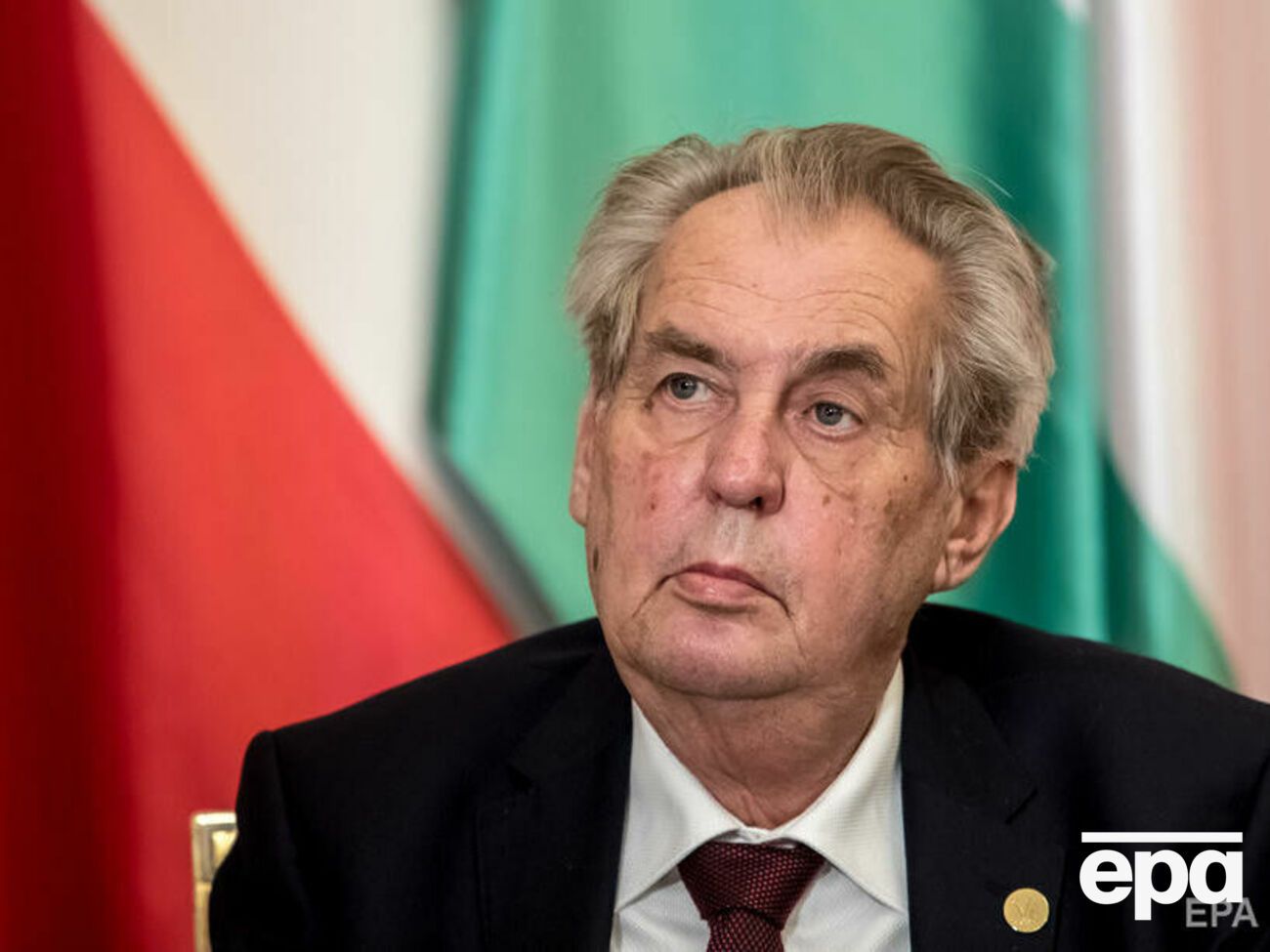 Медики говорят, что у Земана диагностировали COVID-19