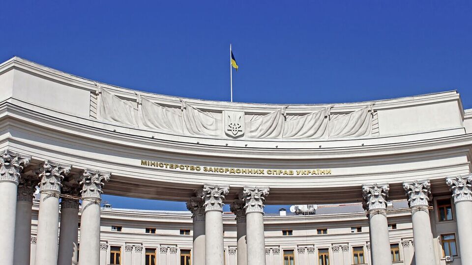 У МЗС України зазначають, що мета дезінформації від РФ – надати інформаційне прикриття російським військам на тлі загострення на Донбасі