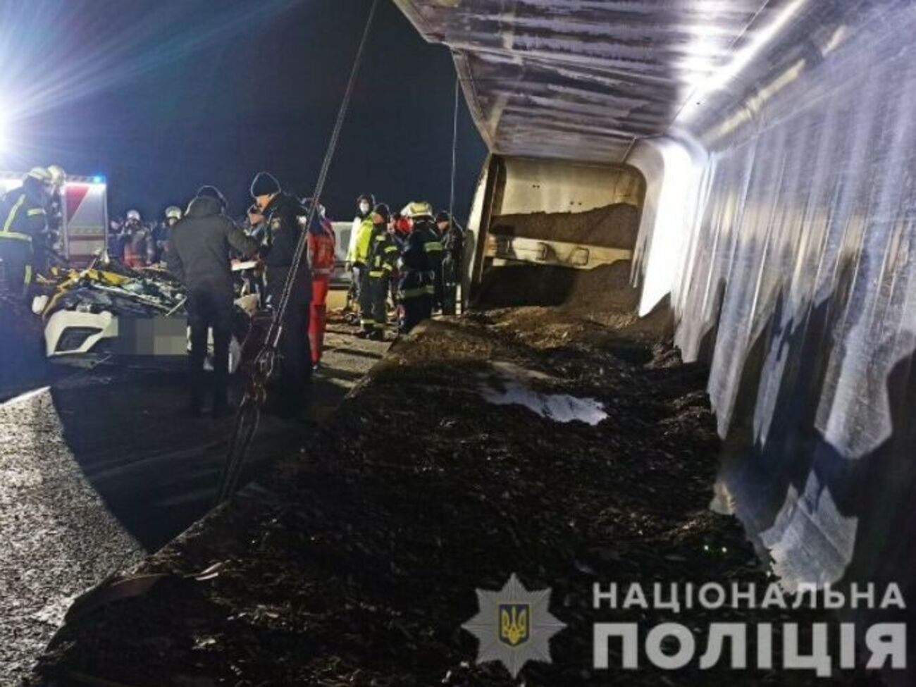 Грузовик после столкновения опрокинулся боком на встречную полосу, где ехали машины