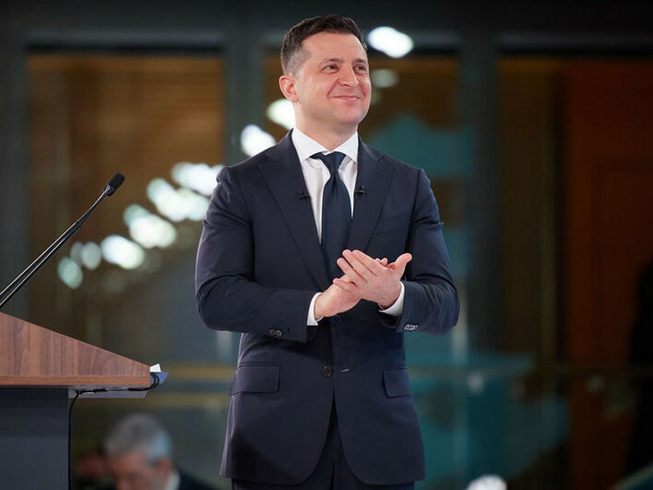 Зеленский заявил, что готов общаться со всеми